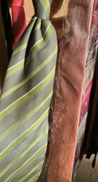 kolekcja krawatów o różnych kolorach i wzorach 11 sztuk