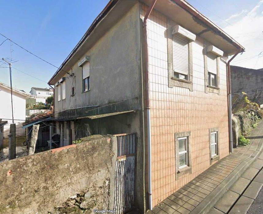 2 Moradias (1 x T4 + 1 T2)  c/ 220 m2 para recuperar