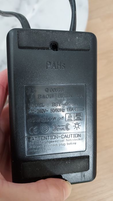 Candeeiro de pé em arco 3 lampadas com  base de pedra