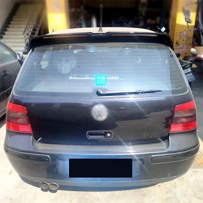 Aileron / lip / spoiler traseiro em plástico ABS (por pintar ou em preto piano brilhante) para VW Golf 4, 3/5 portas hatchback 1998-2004