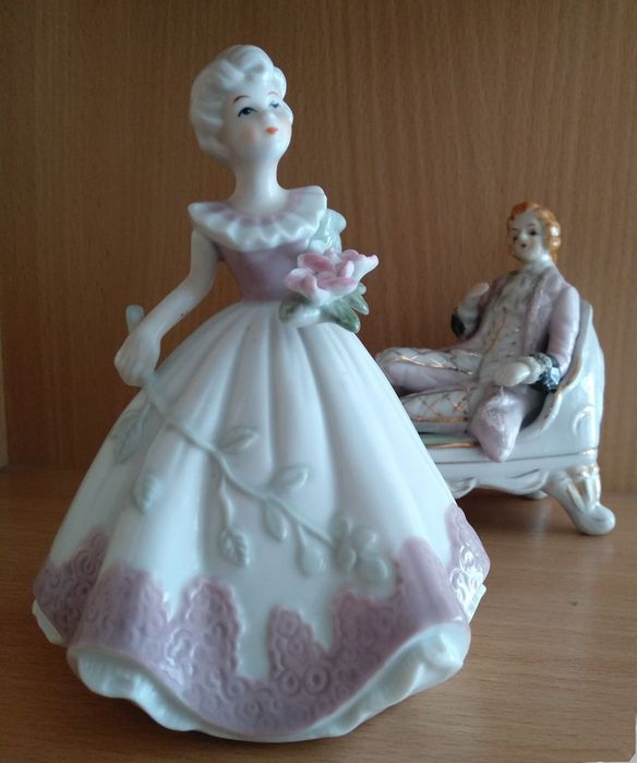 Дві фарфорові фігурки разом і окремо: жіноча та чоловіча.