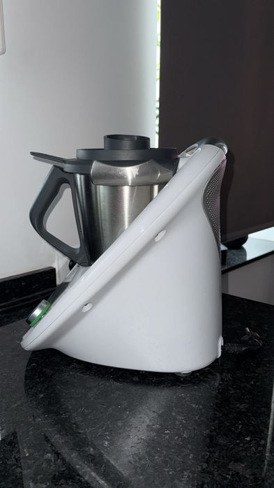 Bimby TM6 Vorwerk - Robô de Cozinha

Estou a vender a minha Bimby TM6