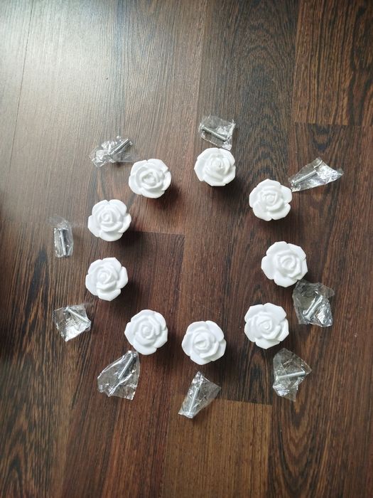 Piękne uchwyty ceramiczne do mebli różyc cena za 1szt.zki.