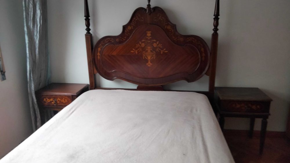 Cama + 2 mesas de cabeceira