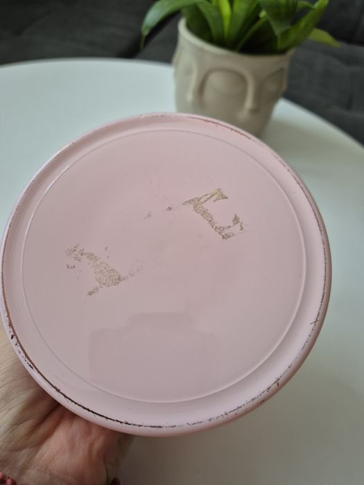 Różowa szklana osłonka doniczka na kwiaty używana