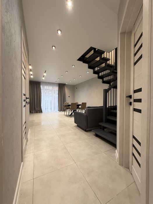 Таунхаус з новим дизайнерським ремонтом — заїжджай та живи