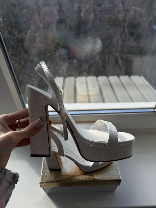 Білі босоніжки на підборах