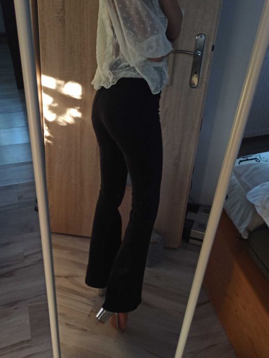 Spodnie jeansowe czarne dzwony dopasowane Bershka XS wyższy stan