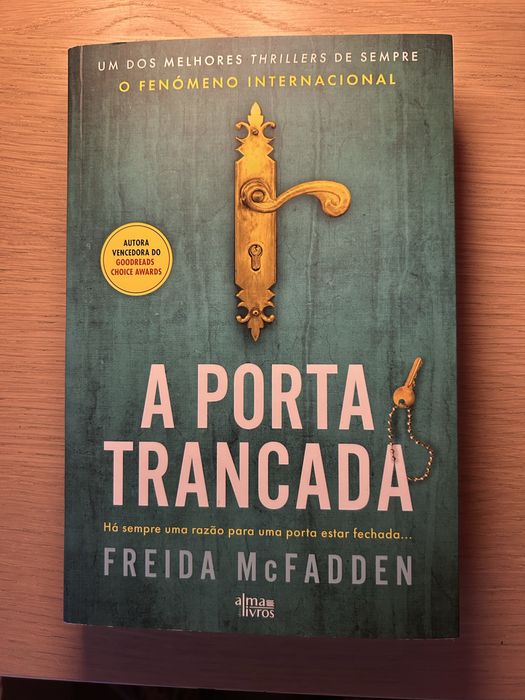 Livro a porta trancada freida mcfaden NOVO