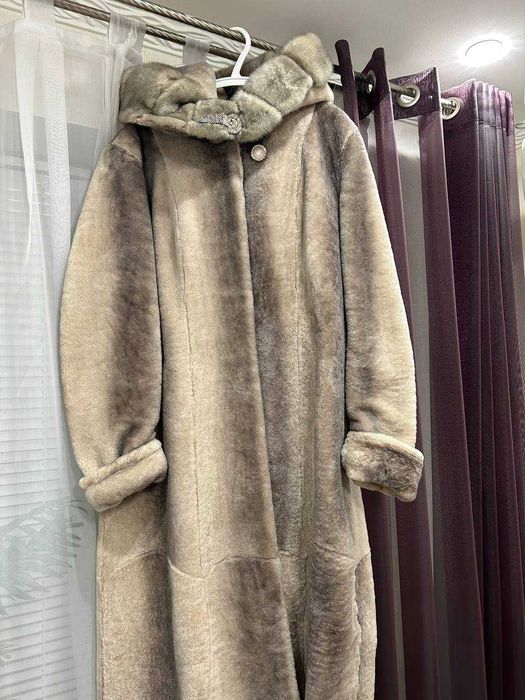 Женская шуба из цигейки с норковым капюшоном