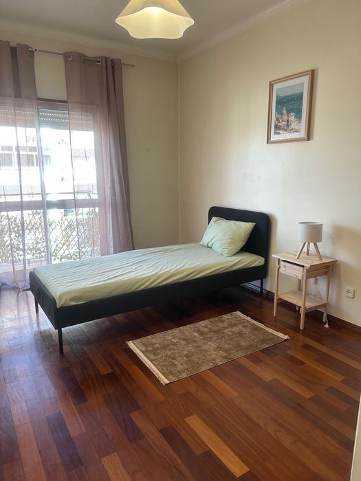 São Domingo, Santarem: Quarto Mobilado, Amplo e Luminoso em Apartamento Partilhado