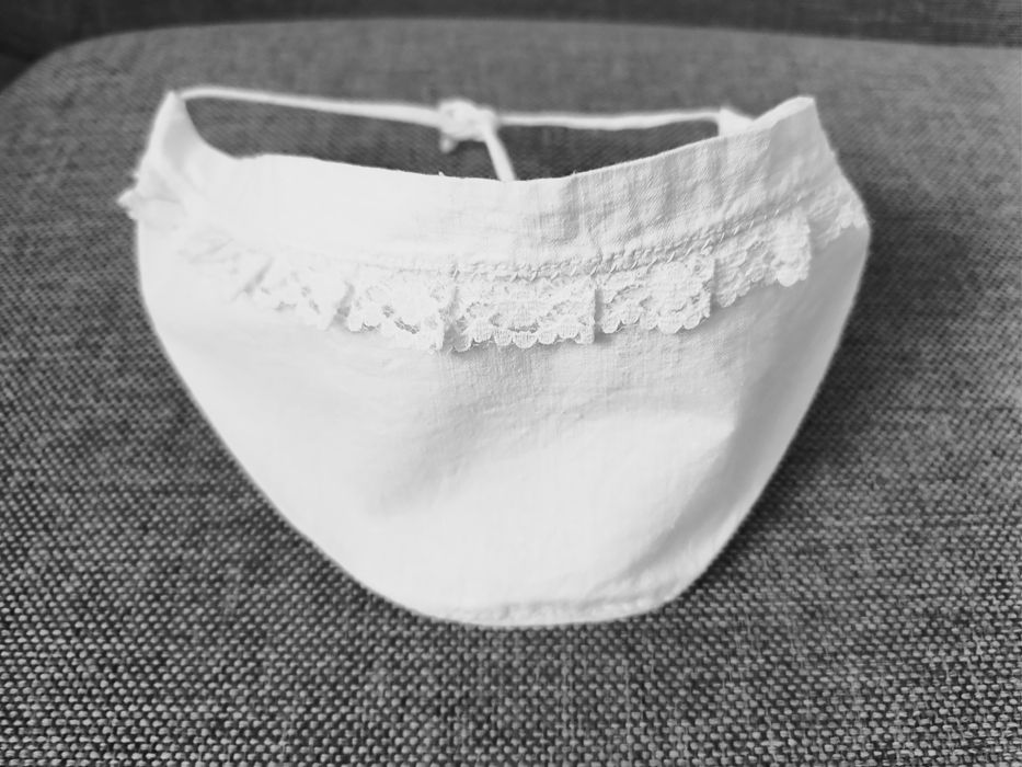 Czapeczka niemowlęca płócienna, z koronką