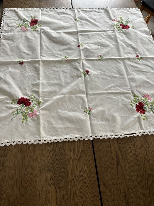 Toalha de mesa com bordado 120x98
