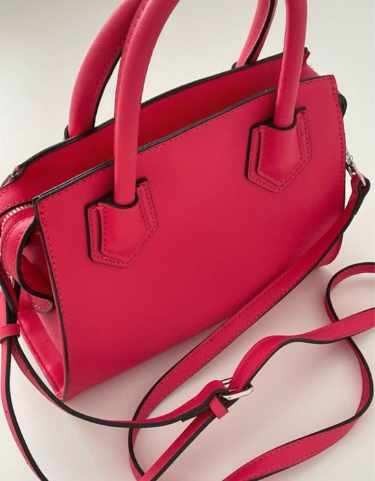 Mala rosa para usar a tiracolo ou na mao da Guess