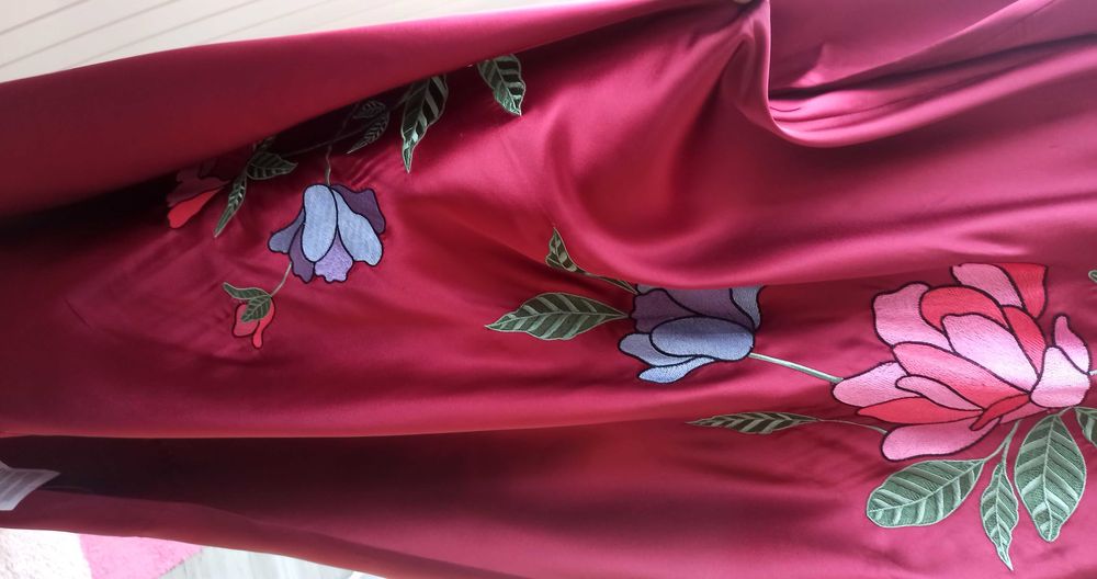 Elegancka satynowa burgundowa wyszywana sukienka w kwiaty ASOS