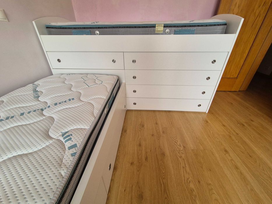 Conjunto de duas camas e colchões