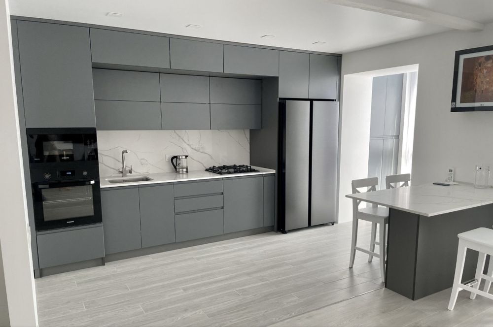 Продаж 3 кімнатної квартири з свіжим євроремонтом, меблями в Центрі