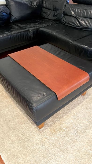 Sofá de pele preto + mesa de centro