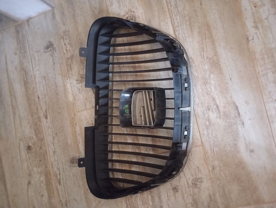 Grelha com símbolo SEAT altea