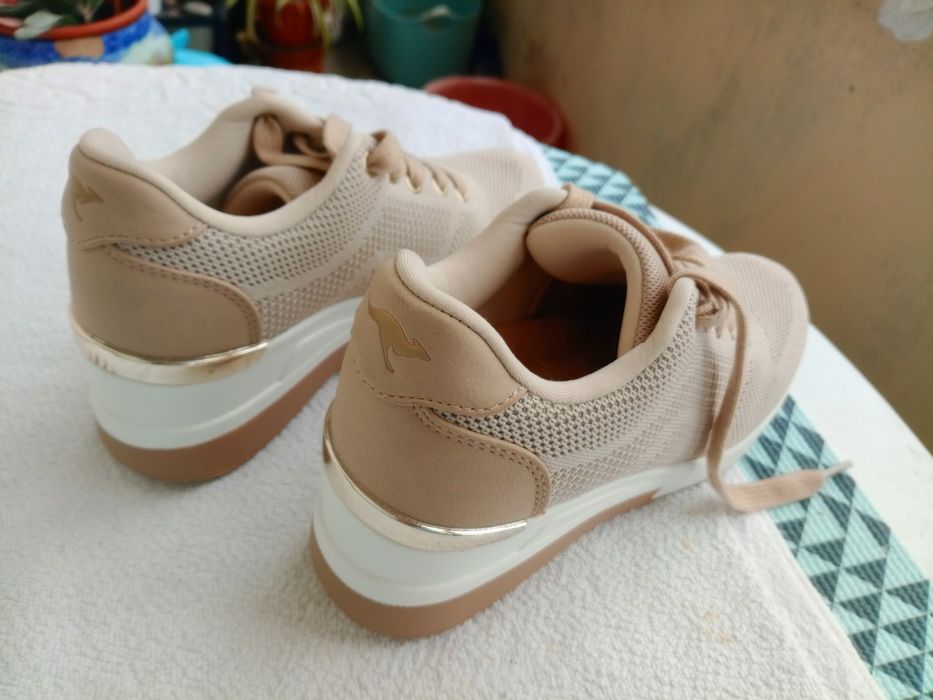 Sapatilhas cor bege muito bom estado  tamanho 36