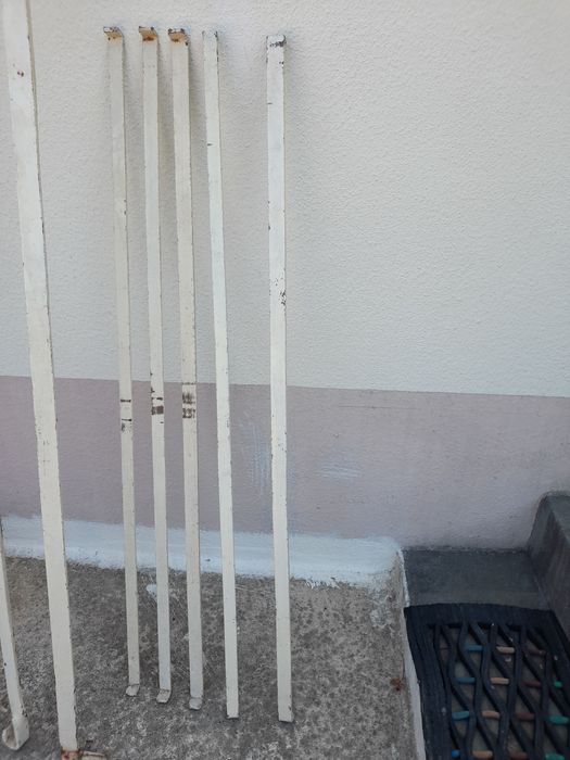 Cama de ferro a precisar de uma pintura.