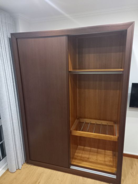 Roupeiro bom  estado