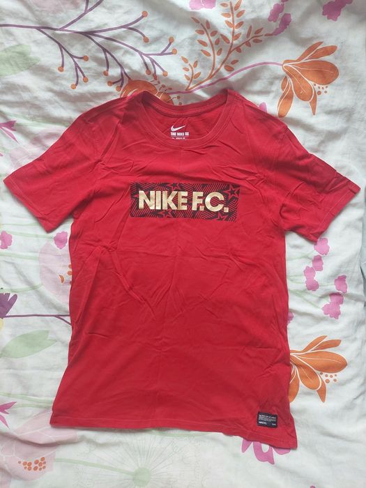 Футболка Nike 

Розмір по бірці: S

Стан нова

Детальні заміри:

Спере