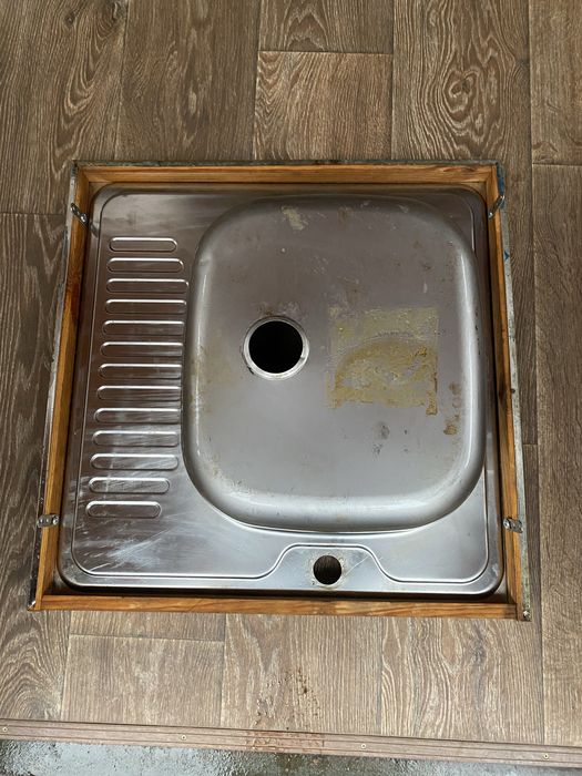 Мийка кухонна із нержавийки.