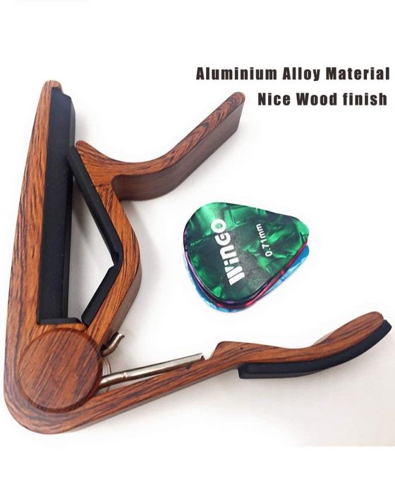 Capo guitarra com oferta de 5 palhetas