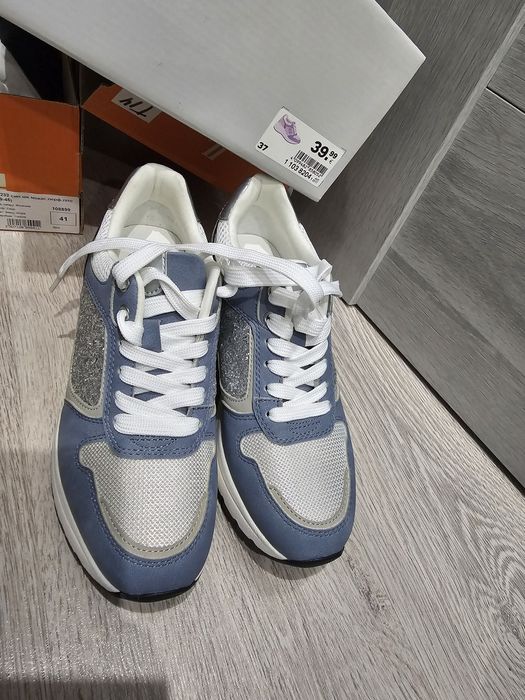 Продам нові кросівки Venice