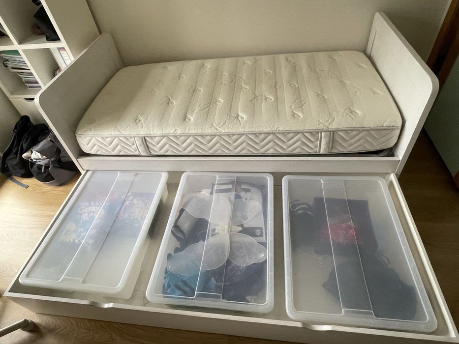 Cama branca de solteiro em madeira maciça com estrado e colchão