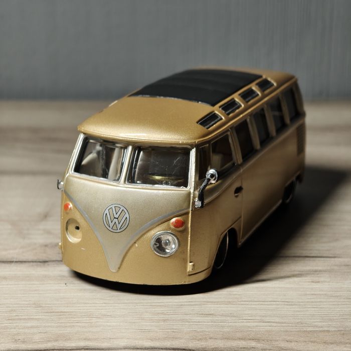 Модель мікроавтобуса Maisto Volkswagen Van "Samba" 1/25