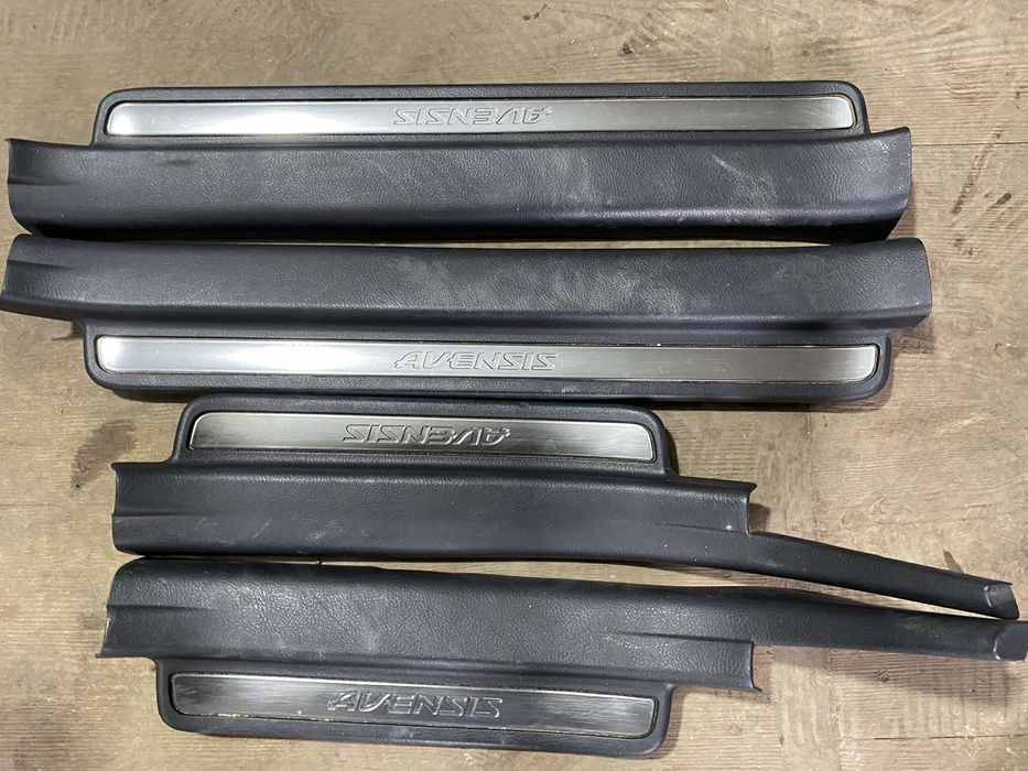 Пластиковые накладки порогов пороги Тойота Авенсис т25 универсал