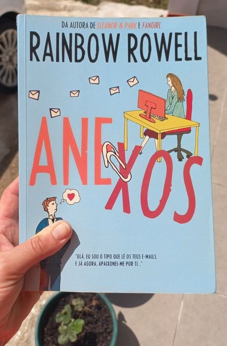 Livro "Anexos" de Rainbow Rowell