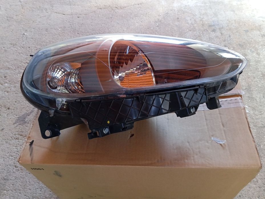 Ótica  direita Fiat Punto ano 2016