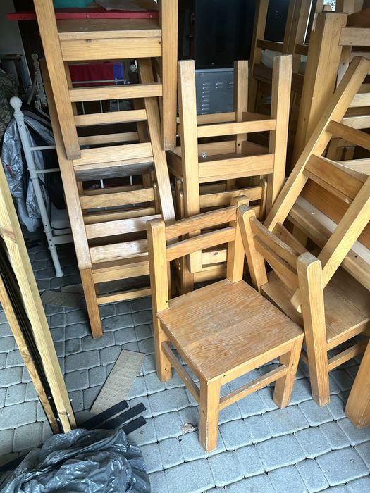 Krzesła i stoly drewniane