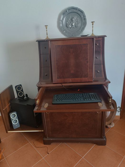 Móvel para computador ou para bar