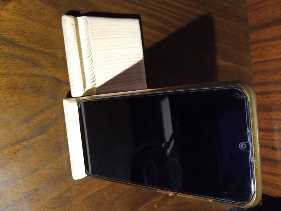 Деревянная подставка под телефон