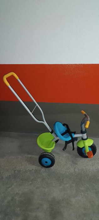 Triciclo Infantil com pega de empurrar e apoio de pés