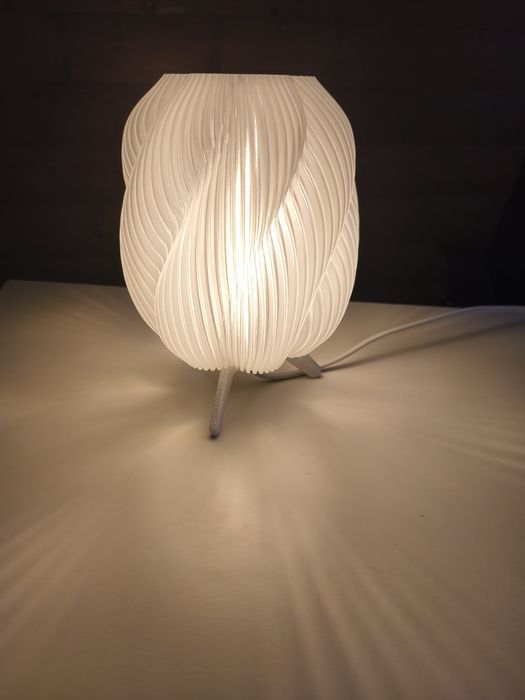 Настільна декоративна лампа