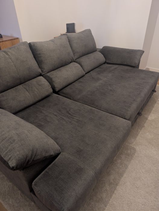 Sofá-cama com chaise longue em tecido cinza escuro