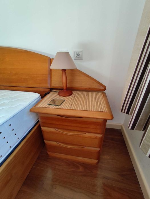 Conjunto de cama e mesas de cabeceira