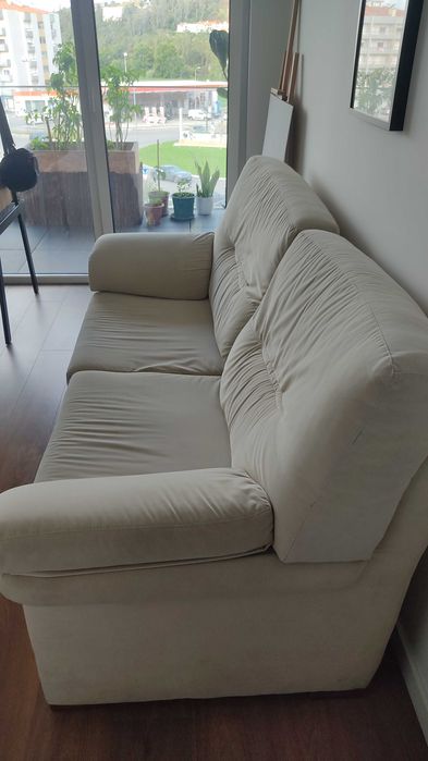 Sofá cama bege.