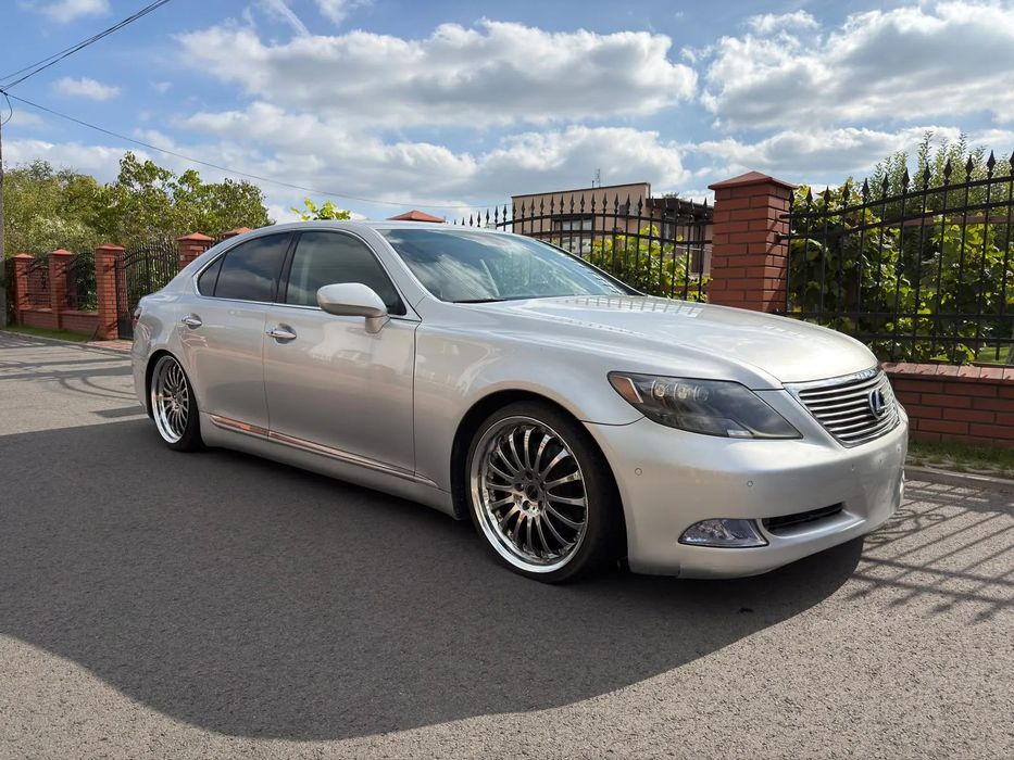 Lexus LS