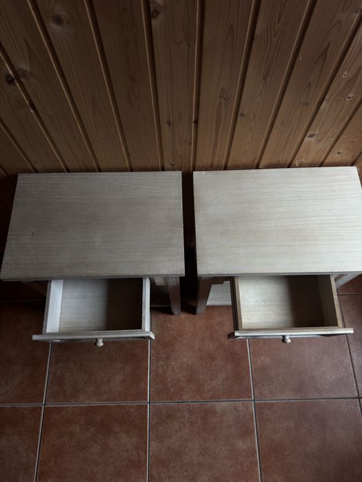 Mesa de cabeceira com gaveta