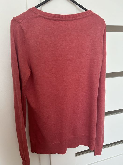 Malinowy sweterek zapinany