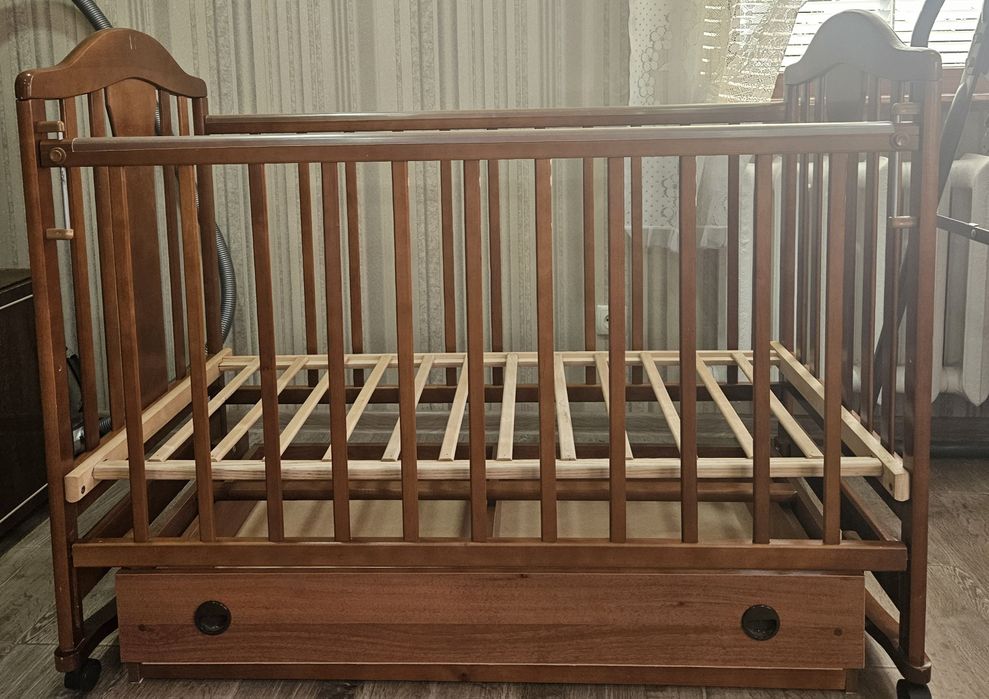 Дитяче ліжечко з маятником