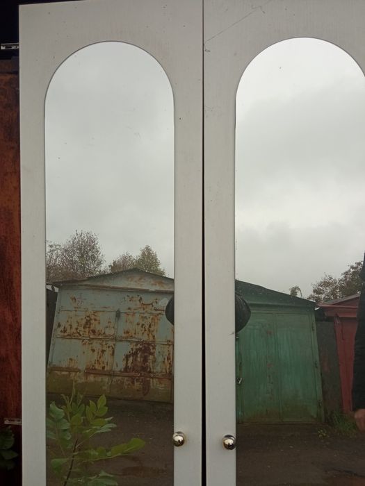 Продам чотири дверки до шафи білого кольору.