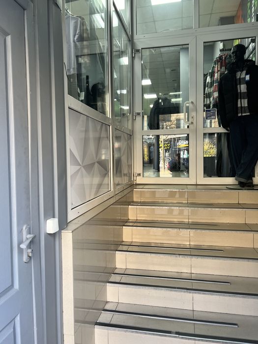 Здаєть торгівельне приміщення