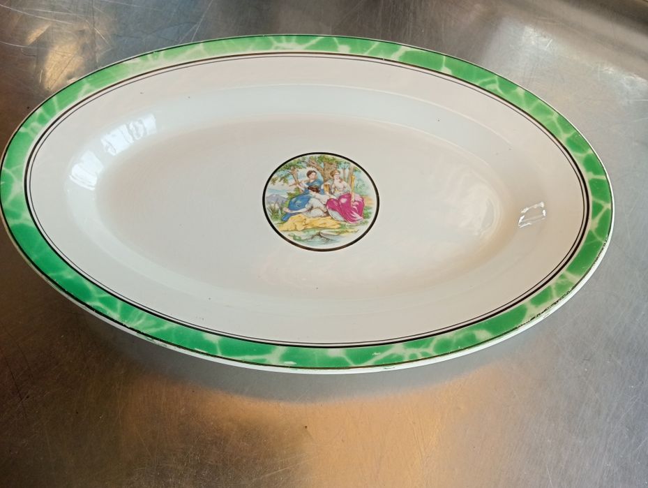 Terrinas e travessa antigos